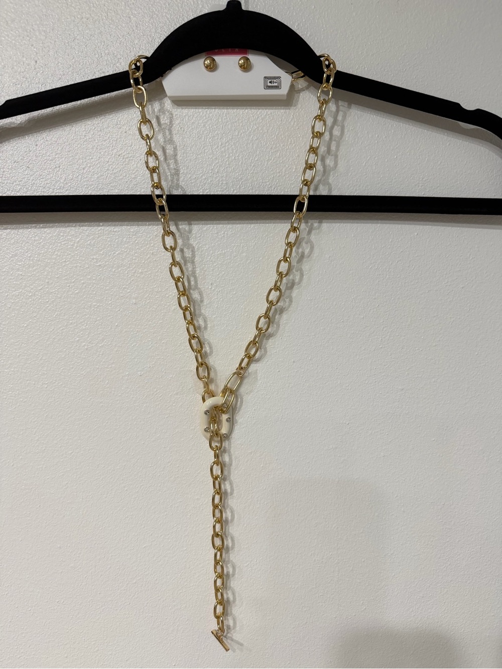 Gold Chain Lariat Necklace with Cream Accent